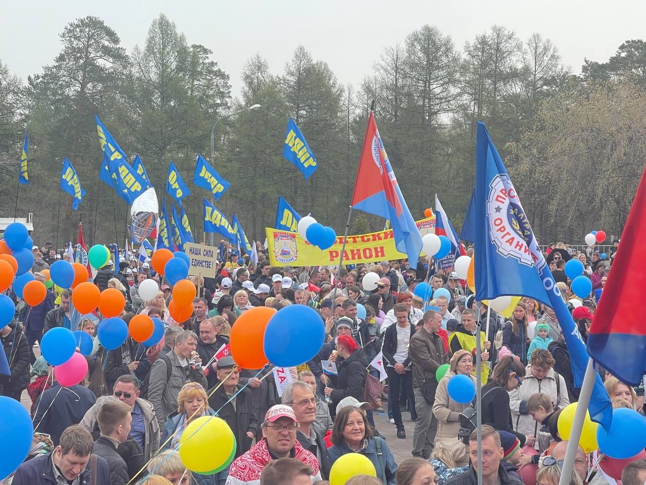 Десять тысяч челябинцев приняли участие в первомайских шествиях ФОТО 