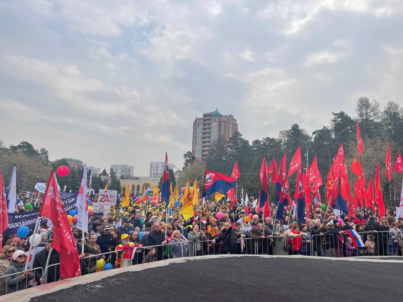 Десять тысяч челябинцев приняли участие в первомайских шествиях ФОТО 