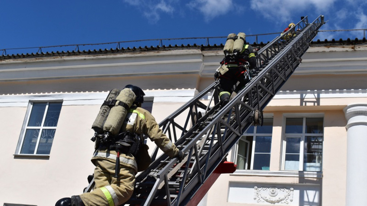 Спасли 18 человек: в челябинском ДК прошли масштабные пожарные учения