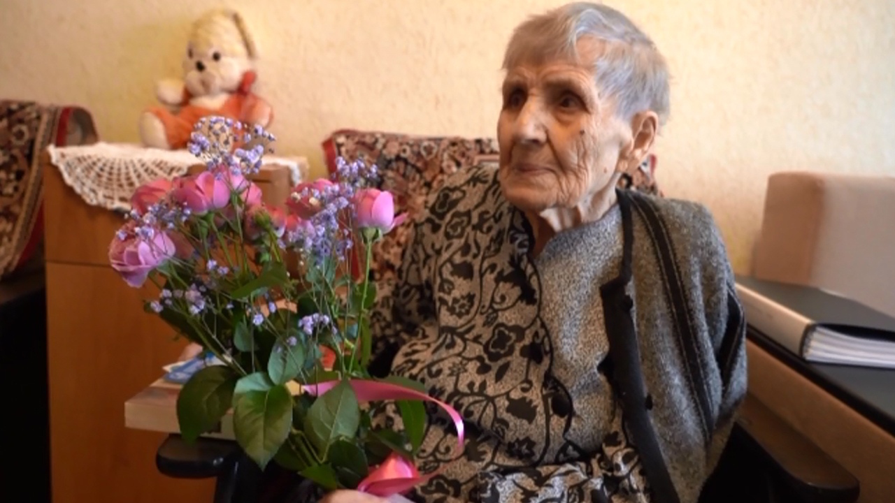 Труженицу тыла в Челябинской области поздравили со 100-летием