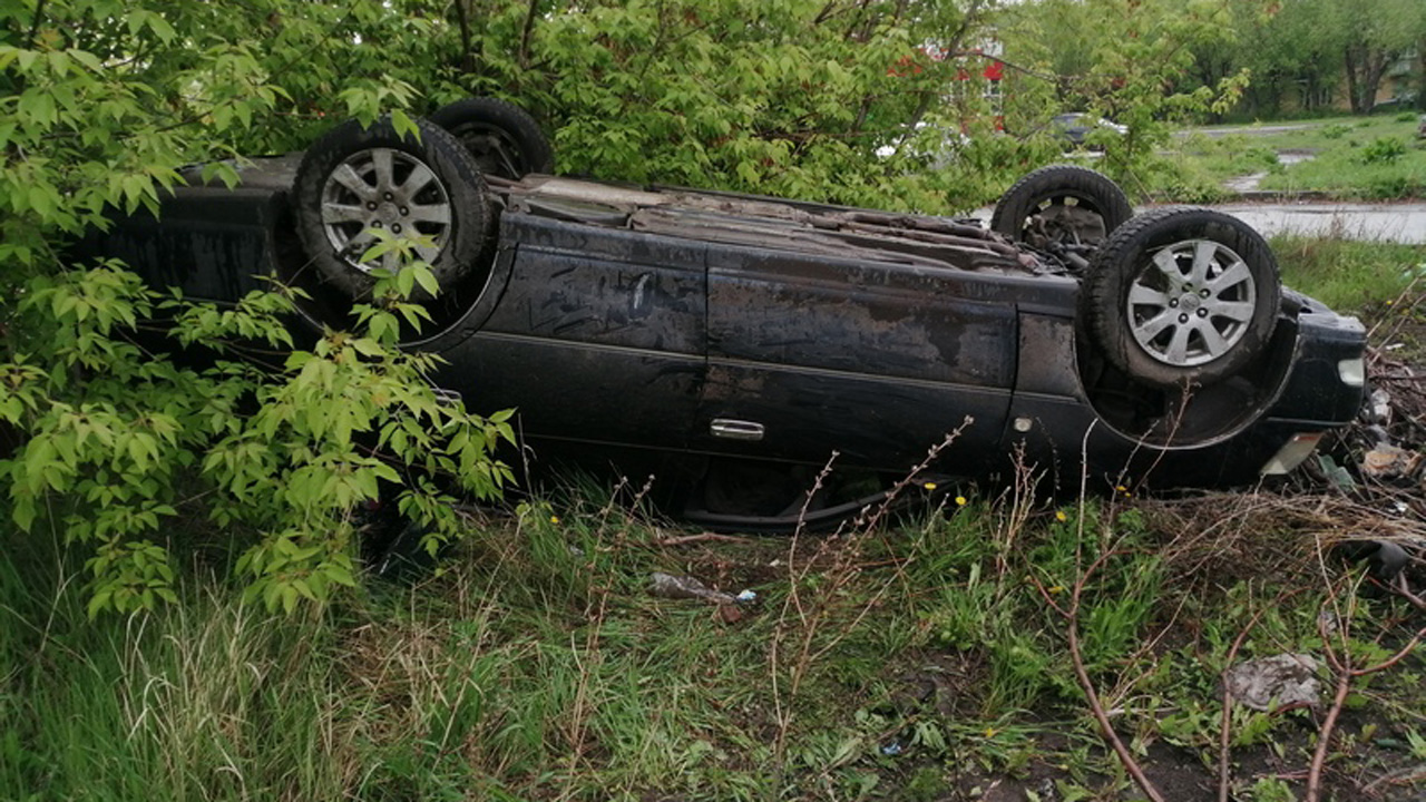 Мужчина в Челябинской области угнал автомобиль и перевернулся на нем