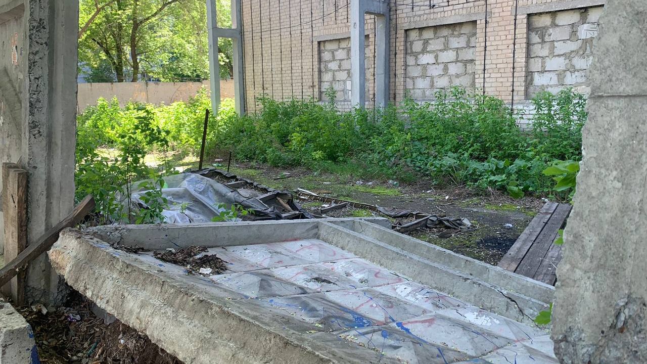 Бетонная плита упала на подростка в Ленинском районе Челябинска