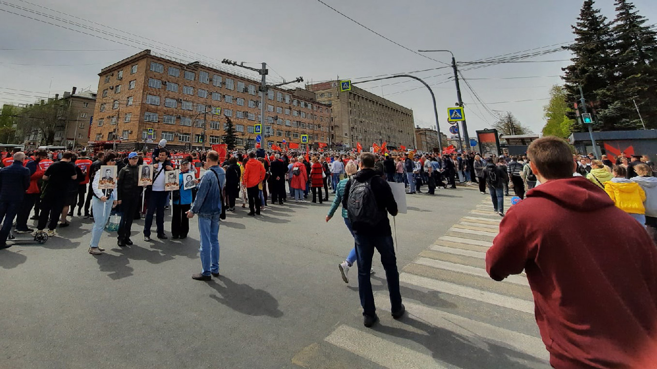День Победы в Челябинске: тысячи людей вышли на шествие «Бессмертного полка»