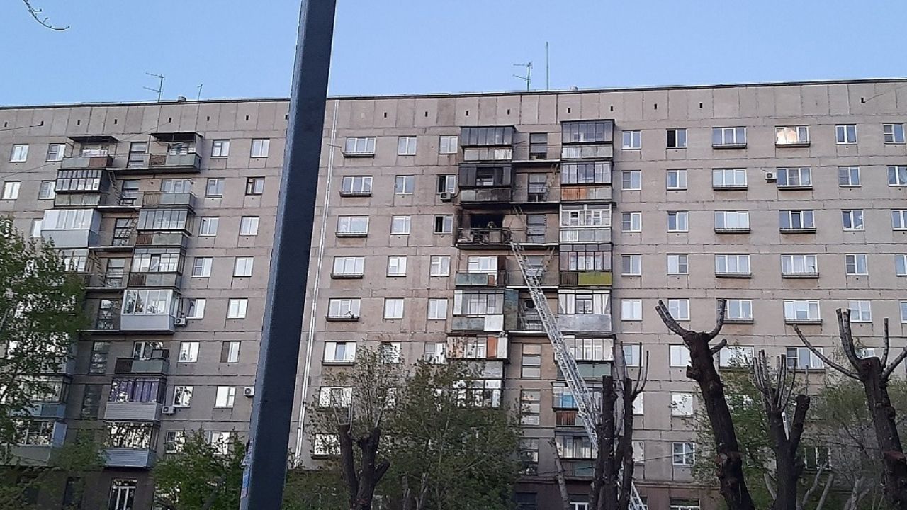 Более 60 жильцов эвакуировали из горящего дома в Челябинской области