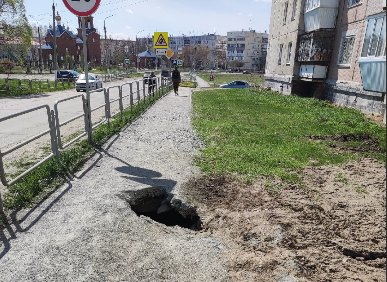 Глубокий провал в асфальте образовался после ремонта дороги в Челябинской области 