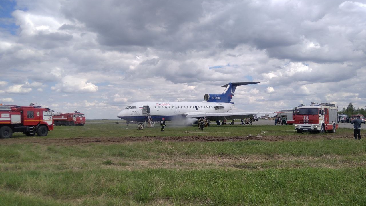 В аэропорту Челябинска прошли масштабные учения по тушению горящего самолета