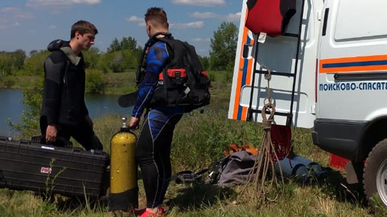 Упал из лодки: утонувшего мужчину ищут на озере в Челябинской области