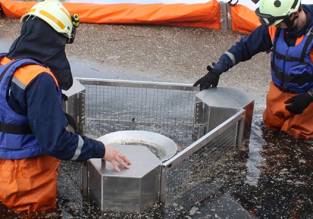 "Учебное" нефтяное пятно ликвидировали на реке в Челябинской области  