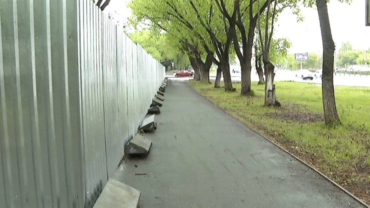 Забор залез на тротуар: жители Челябинска возмутились стройке во дворе дома 