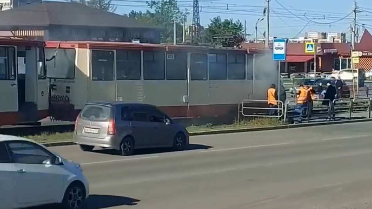 Трамвай задымился во время движения в Челябинске ВИДЕО