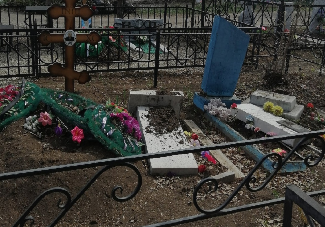 Отломали даже крестики: вандалы разгромили кладбище в Челябинской области