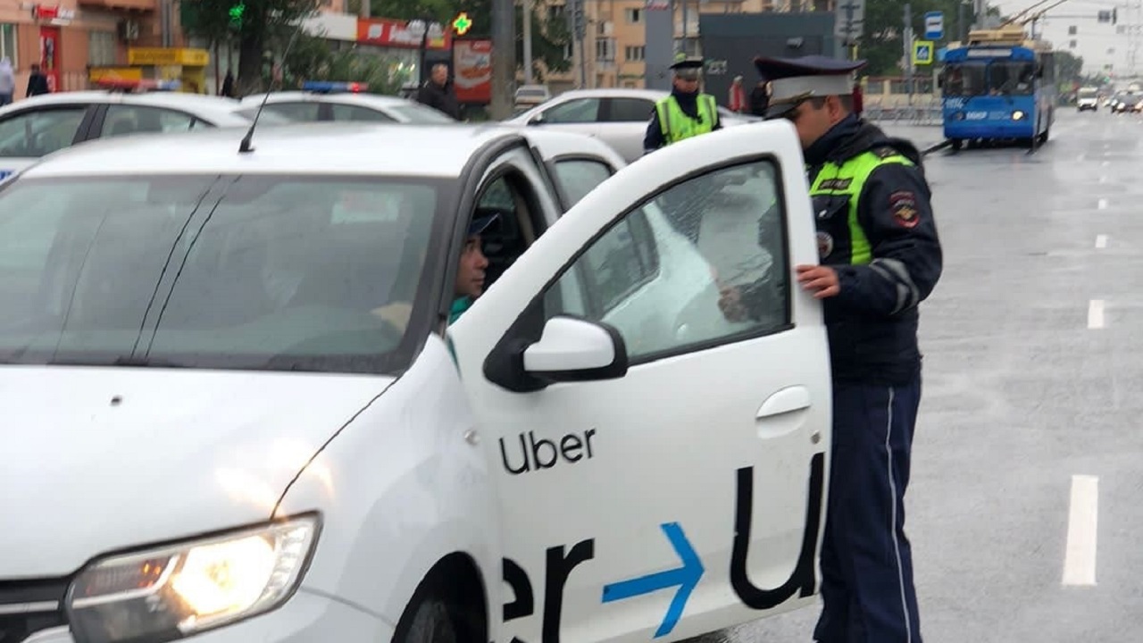 Таксисты-нарушители: 100 штрафов за рейд выписали в Челябинской области