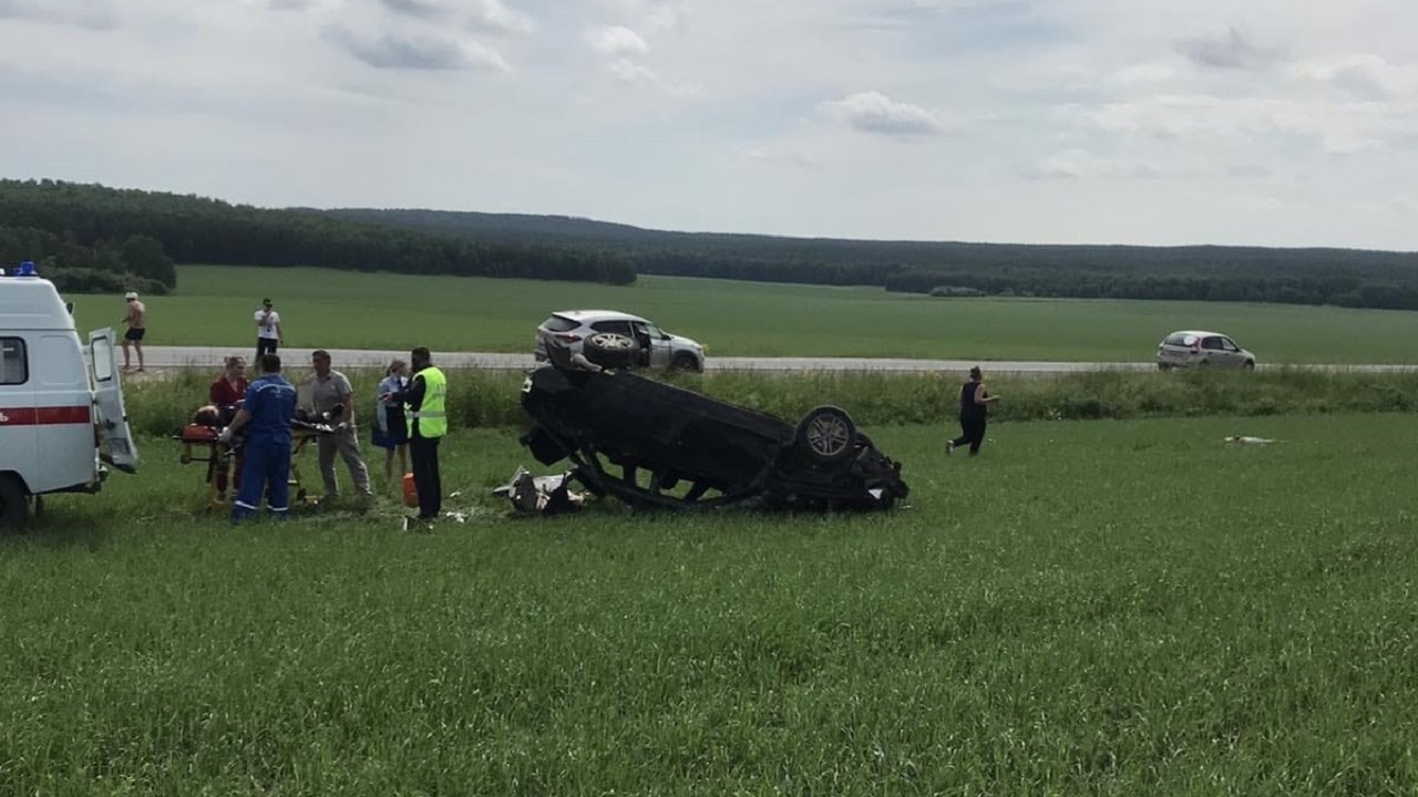 Автомобиль улетел в кювет и перевернулся в Челябинской области, погибла девушка