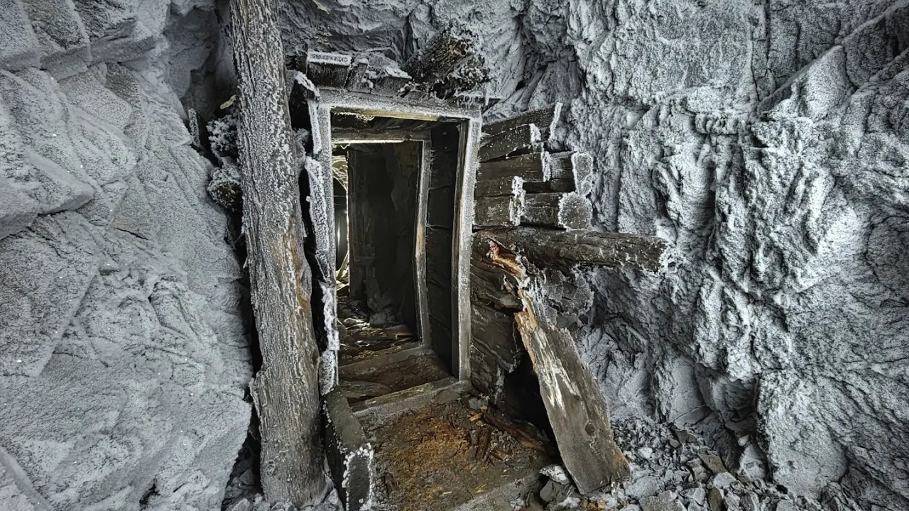 Лед не тает в жару: заброшенный рудник показали в Челябинской области