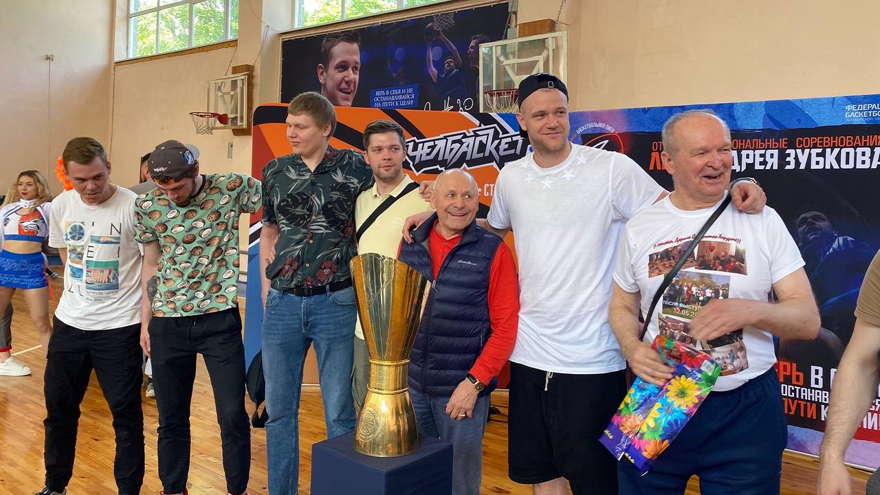 В Челябинск впервые привезли один из главных кубков в мире баскетбола