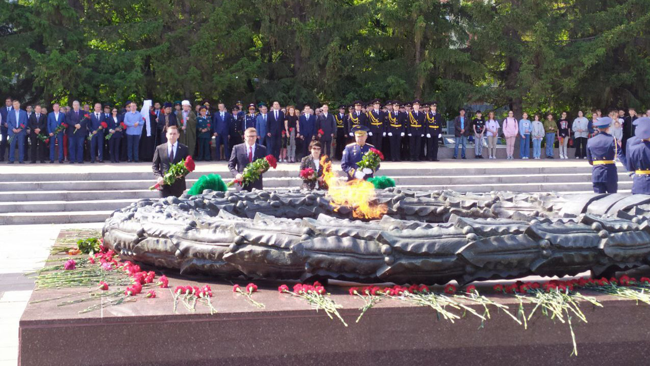 Сотни лампадок и возложение цветов: День памяти и скорби в Челябинской области