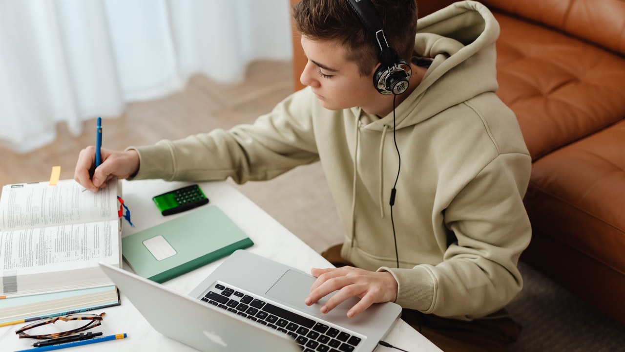 В Челябинской области начнут работать 7 детских онлайн-лагерей