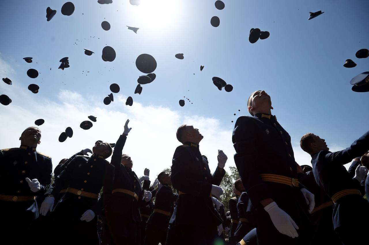 200 выпускников Челябинского филиала "Военно-воздушной академии" получили дипломы 