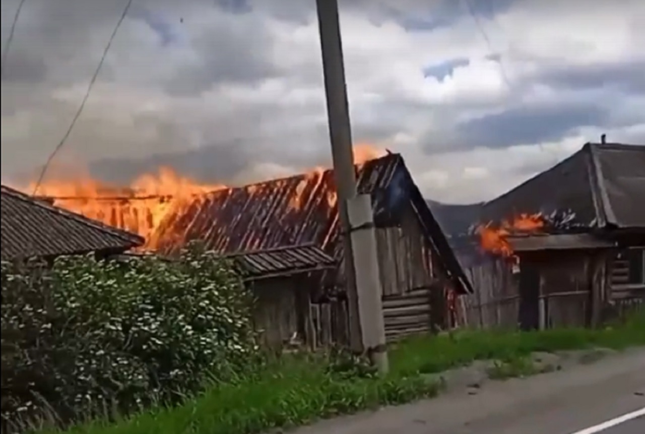 Вспыхнули, как спички: крупный пожар уничтожил два дома на Южном Урале