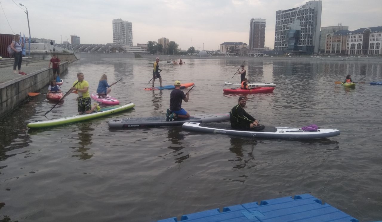 Модный спорт: в центре Челябинска открыли станцию для сапсерфинга