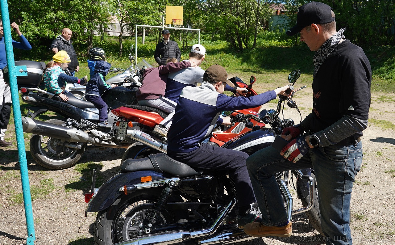 Байкеры устроили праздник для детского дома в Челябинской области