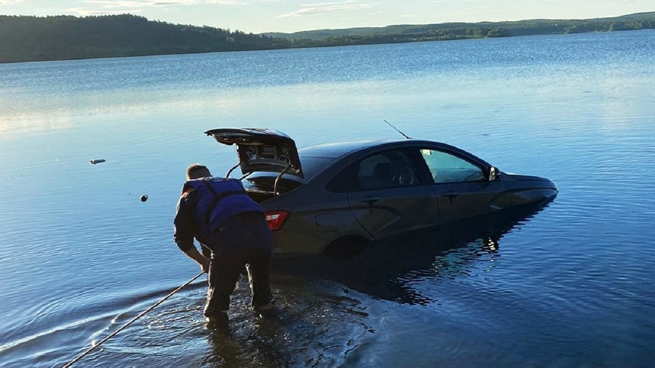 Затопленный автомобиль вытянули из озера в Челябинской области