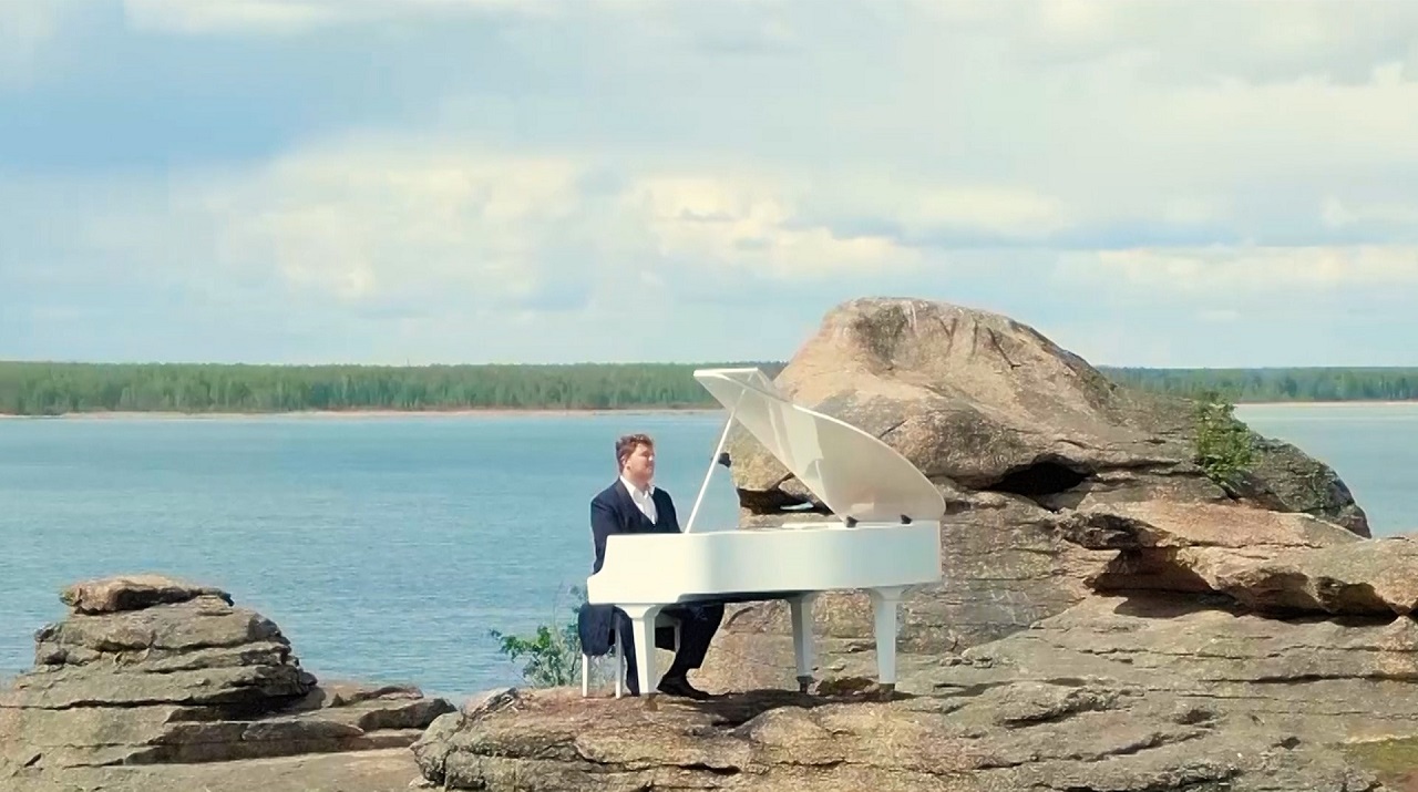 Рояль на вершине горы: как снимали клипы для марафона "С чего начинается Родина" Рояль на вершине горы: как снимали клипы для марафона "С чего начинается Родина"