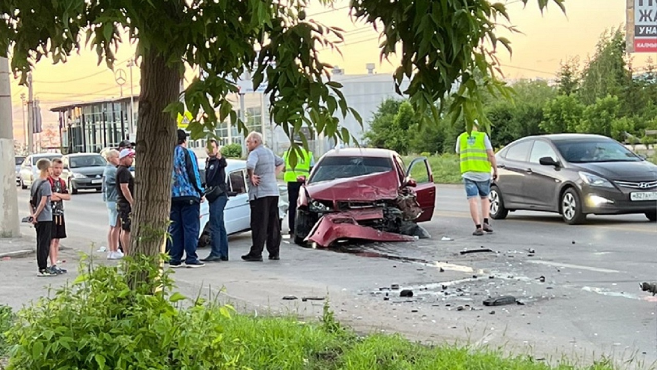 Зажало в салоне: 2 человека пострадали в ДТП в Челябинской области Зажало в салоне: 2 человека пострадали в ДТП в Челябинской области