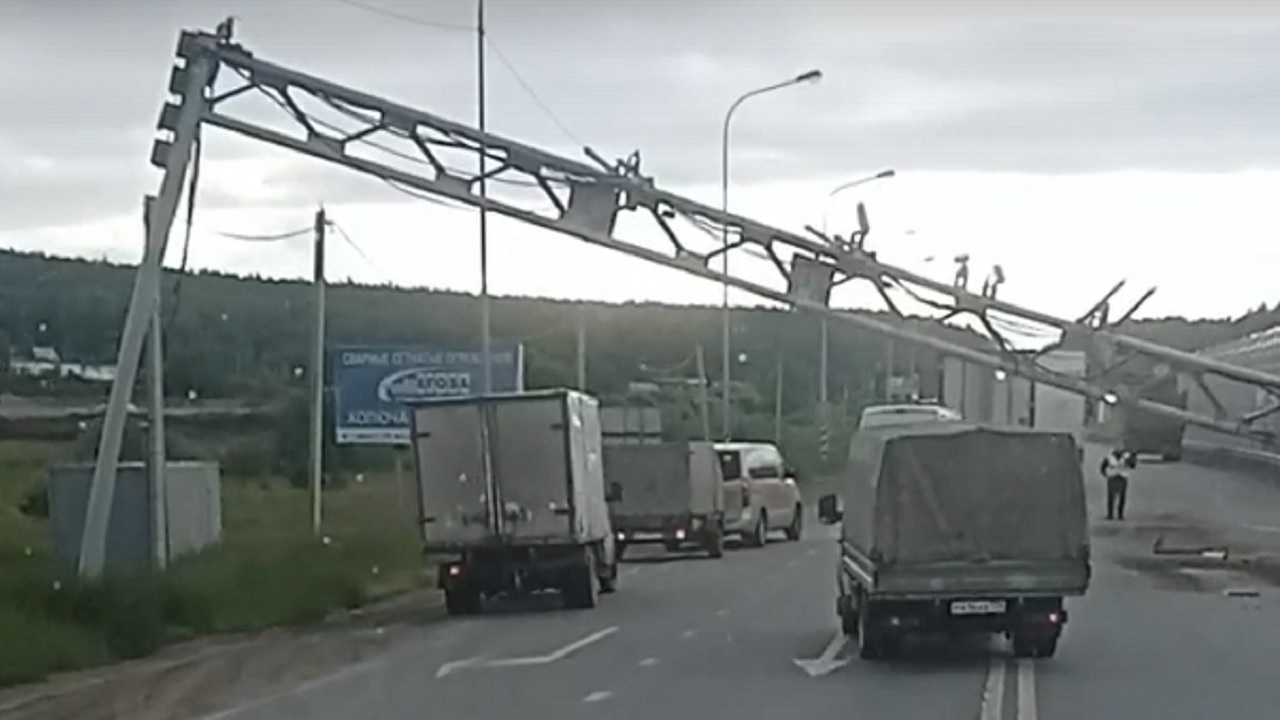 Самосвал снес металлическую арку на трассе М5 в Челябинской области, пострадала женщина Самосвал снес металлическую арку на трассе М5 в Челябинской области, пострадала женщина