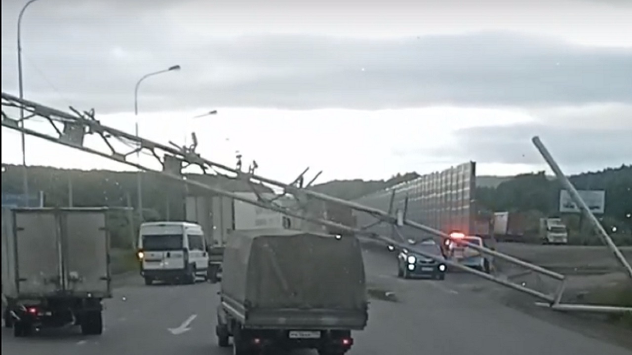 Самосвал снес металлическую арку на трассе М5 в Челябинской области, пострадала женщина Самосвал снес металлическую арку на трассе М5 в Челябинской области, пострадала женщина