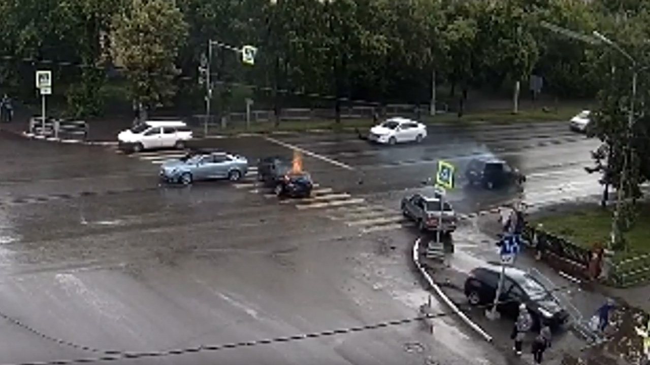 Массовое ДТП в Челябинской области, один из автомобилей загорелся ВИДЕО