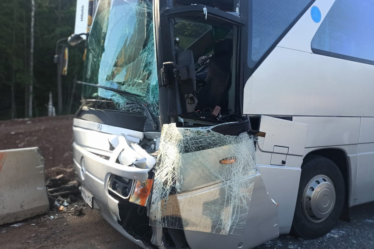 Автобус с туристами врезался в фуру на трассе М5 в Челябинской области