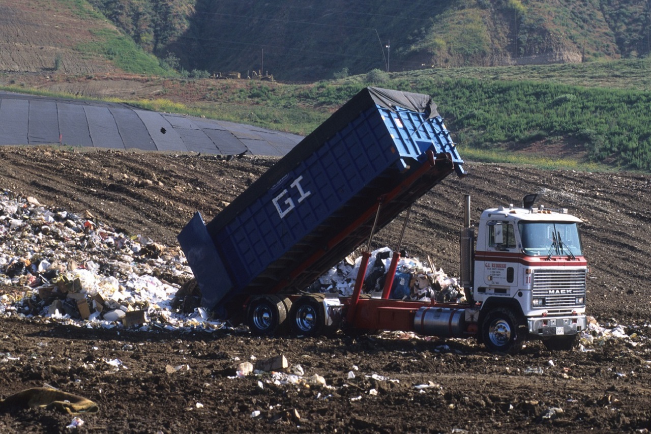 Водителя мусоровоза насмерть придавило кузовом в Челябинской области