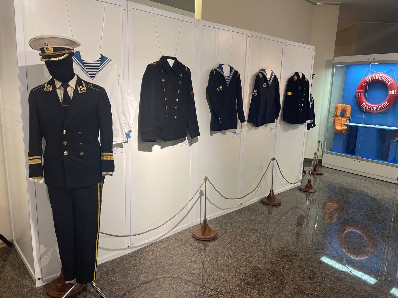 Что связывает сухопутный Челябинск с флотом: открылась выставка "Под Андреевским флагом"