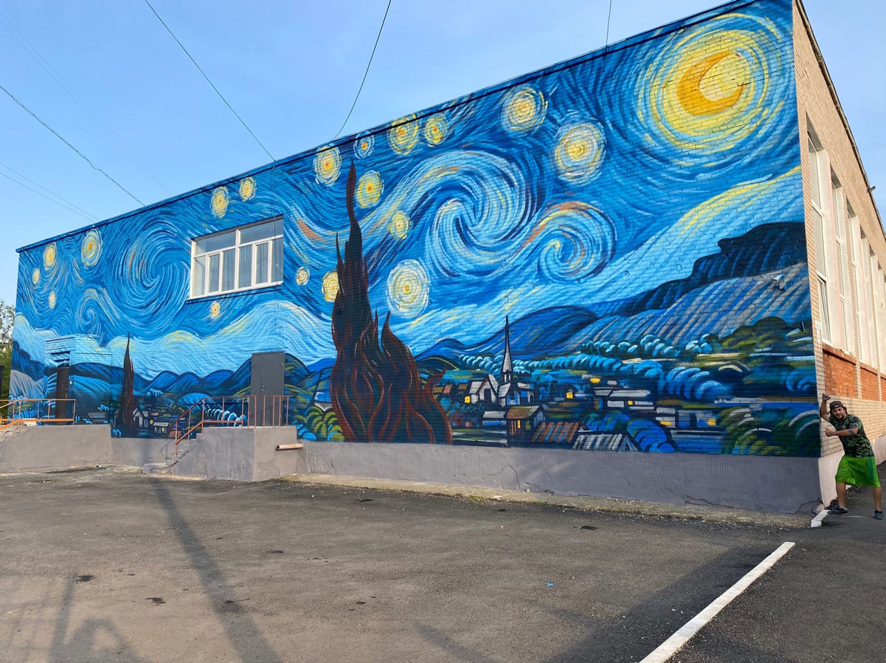 Репродукция картины Ван Гога появилась на стене школы в Челябинской области