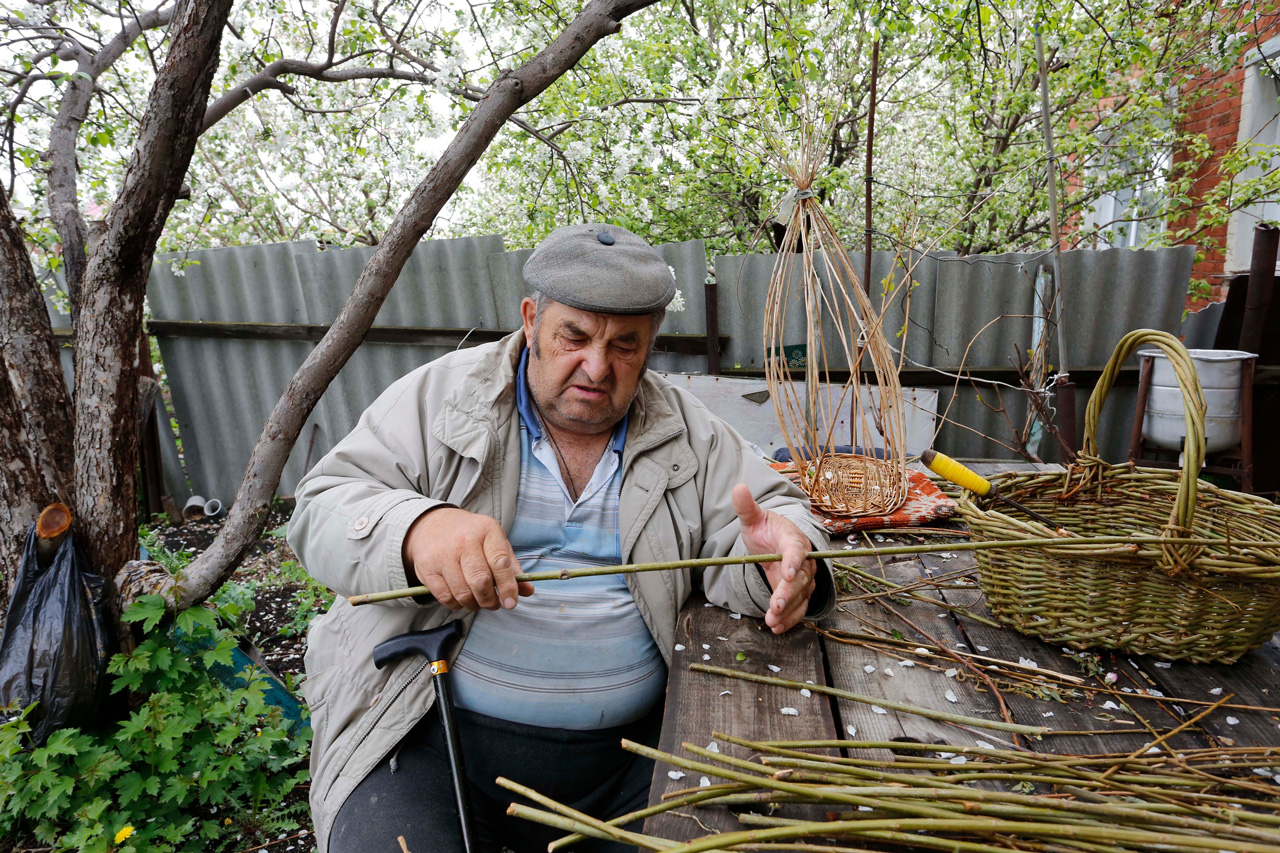 Кипящая лоза: житель Челябинской области плетет корзины и куриные гнезда