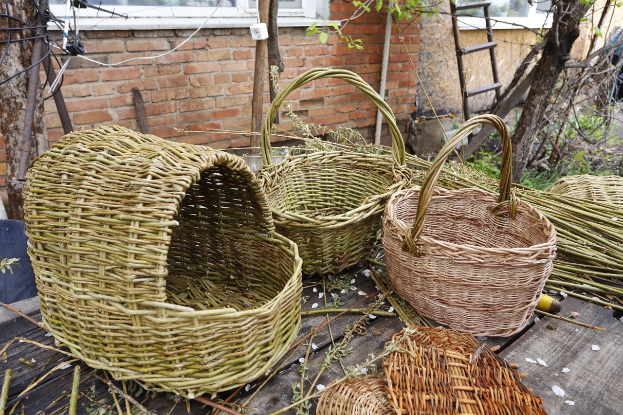 Кипящая лоза: житель Челябинской области плетет корзины и куриные гнезда
