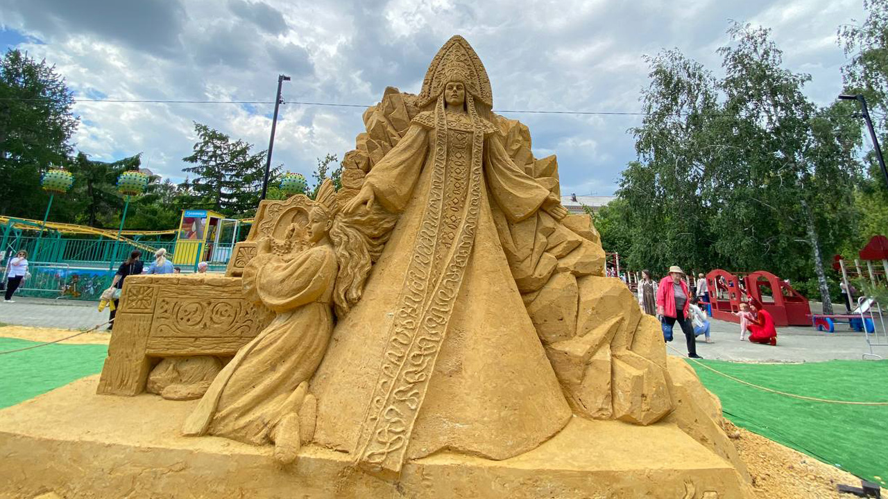 Сказка из песка: Конек-Горбунок, Золушка и огромный замок появились в Челябинске