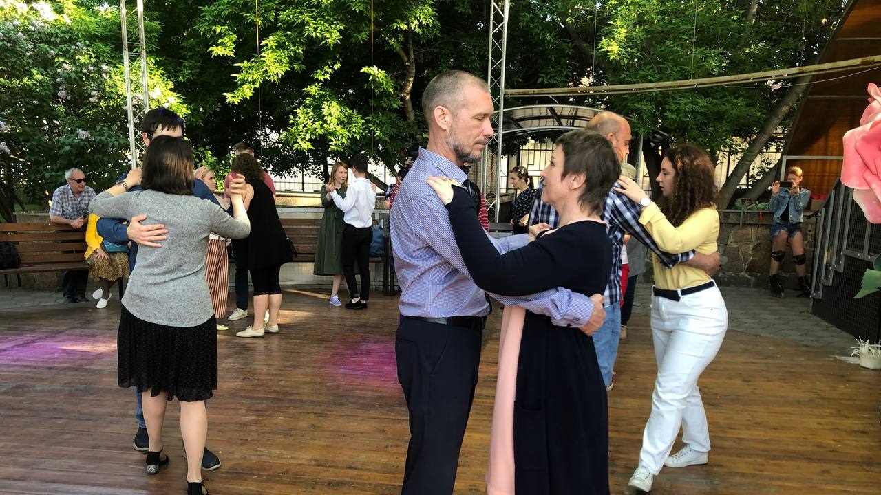 Первый танец: молодоженов в Челябинске учат вальсу и танго