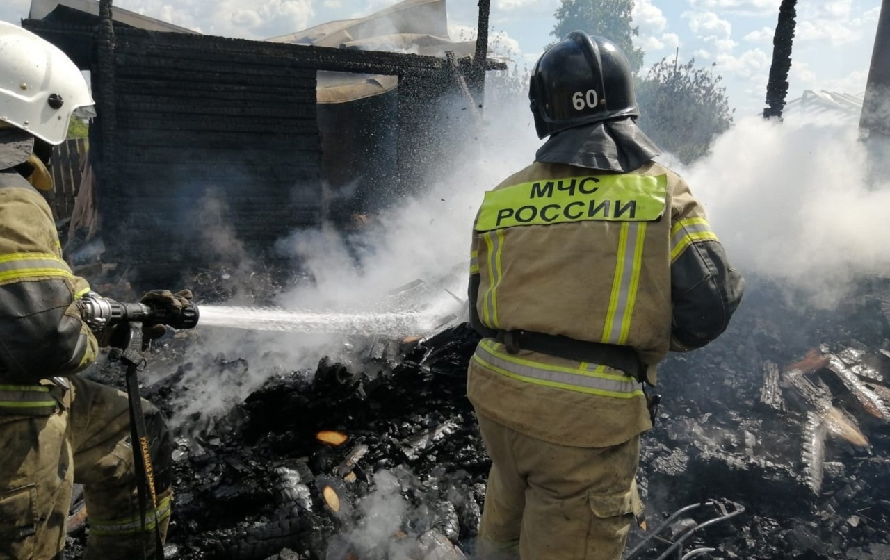 Пять мотоциклов сгорели в крупном пожаре в Челябинской области, есть пострадавший 