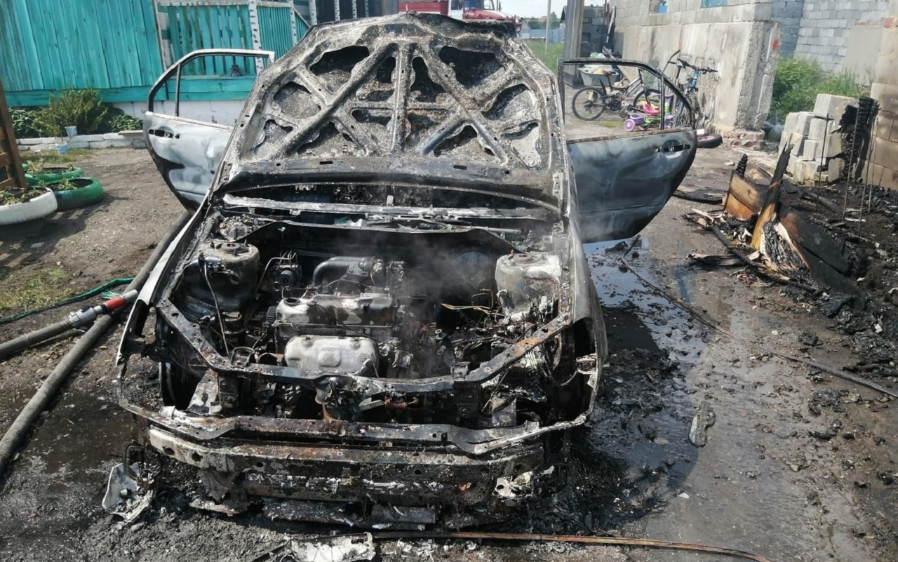 Пять мотоциклов сгорели в крупном пожаре в Челябинской области, есть пострадавший 