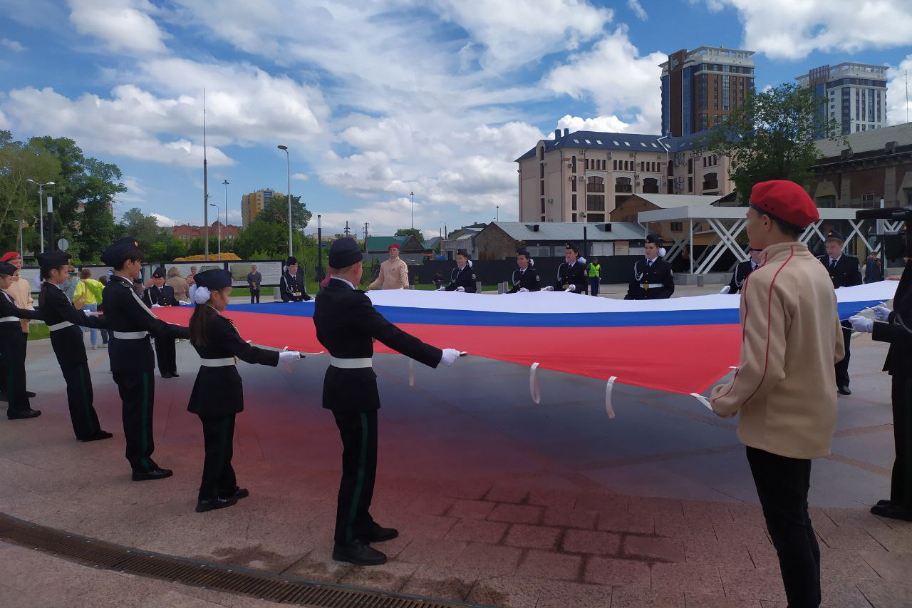 Гигантский триколор и концерты: как Челябинск отметил День России