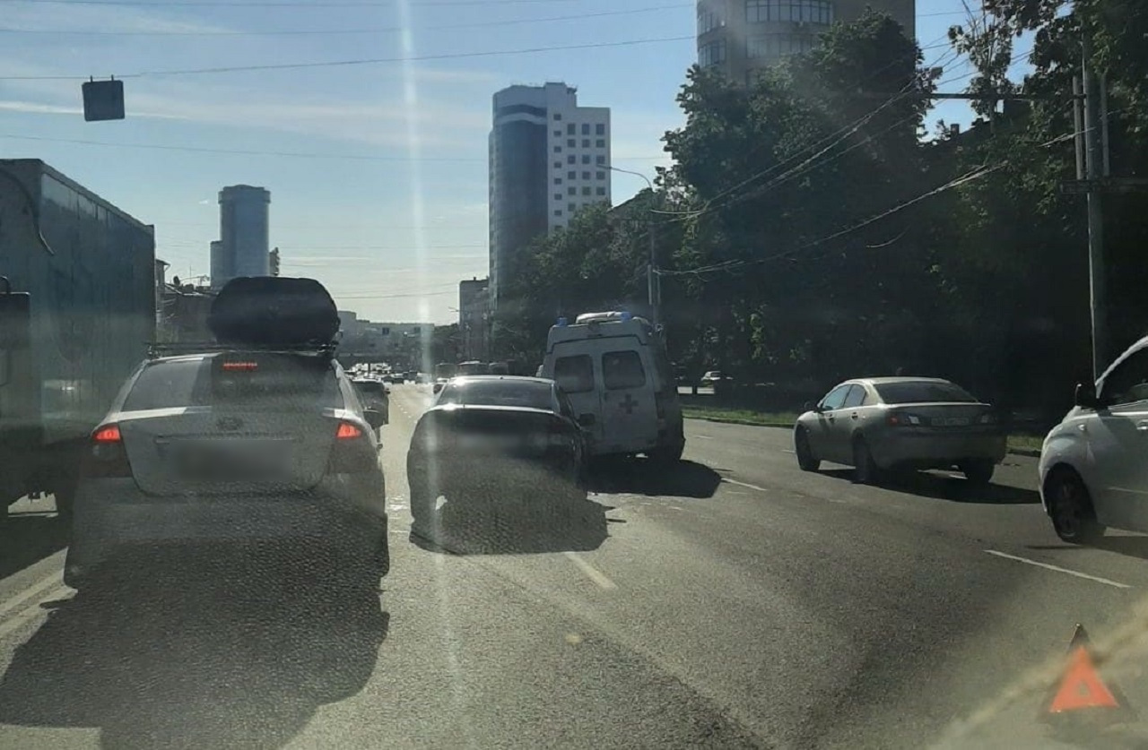 Оторвалось колесо: машина скорой помощи попала в ДТП в Челябинске