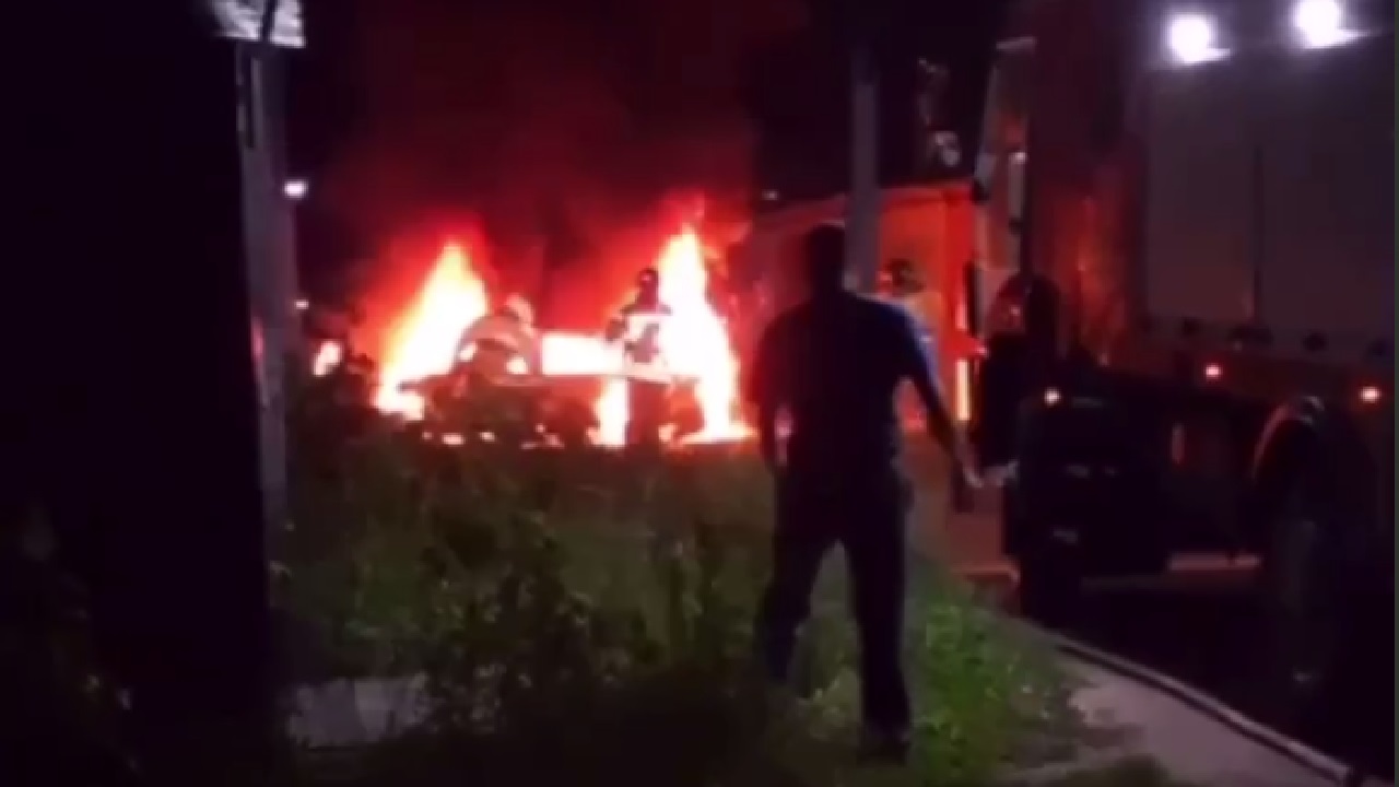 В Челябинской области автомобиль загорелся возле гаражей