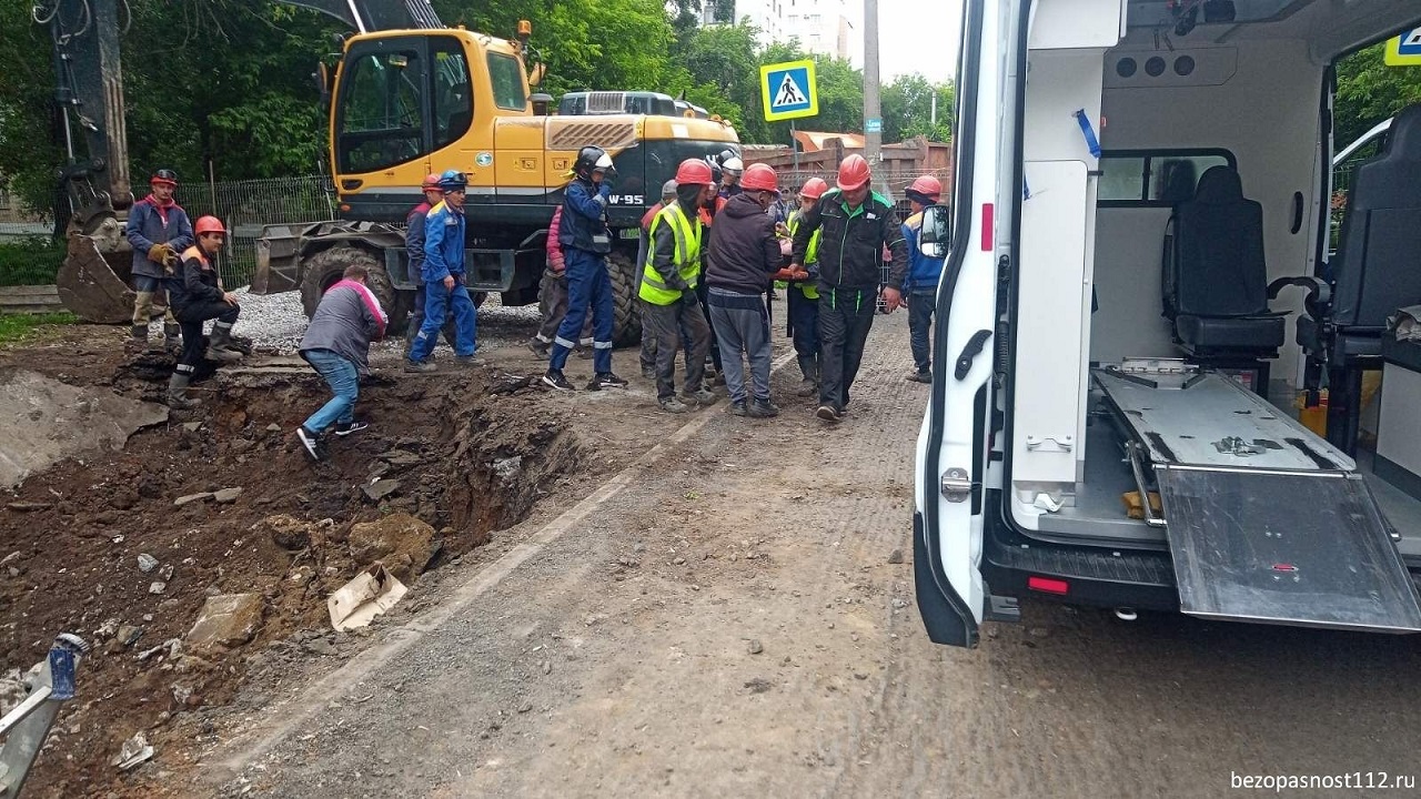 В Челябинске рабочий упал в 4-метровый котлован и получил серьезные травмы