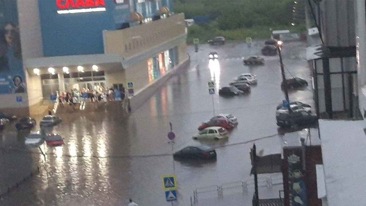 Мощный ливень, потоп и град: города в Челябинской области накрыла непогода