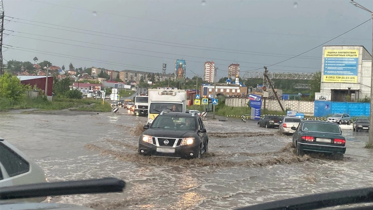 Мощный ливень, потоп и град: города в Челябинской области накрыла непогода