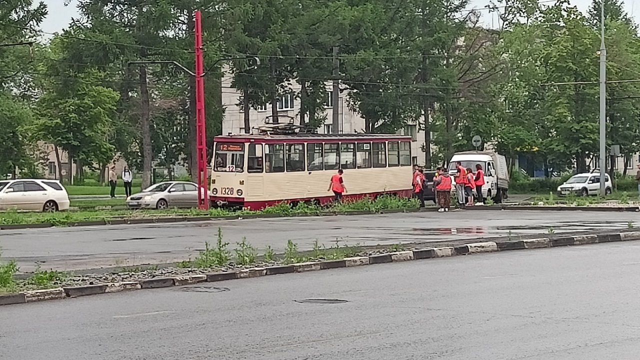 Трамвай сошел с рельсов и спровоцировал затор в Челябинске