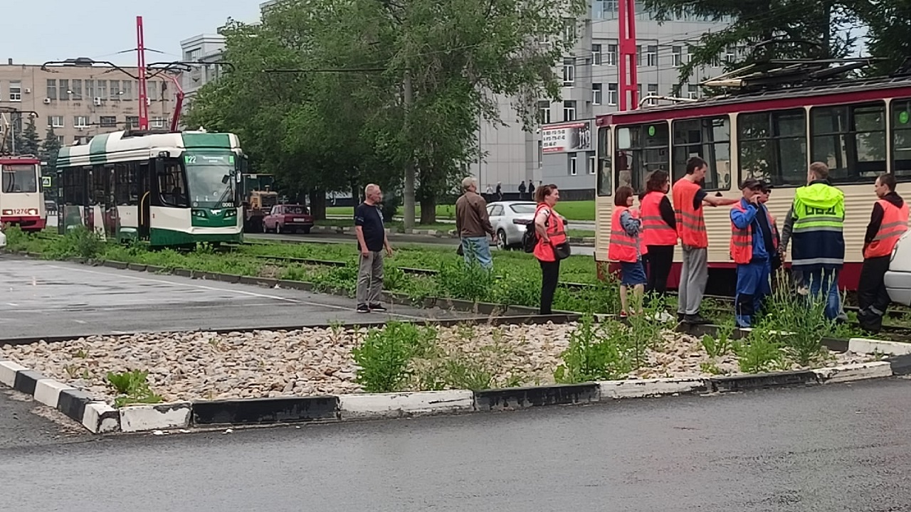 Трамвай сошел с рельсов и спровоцировал затор в Челябинске