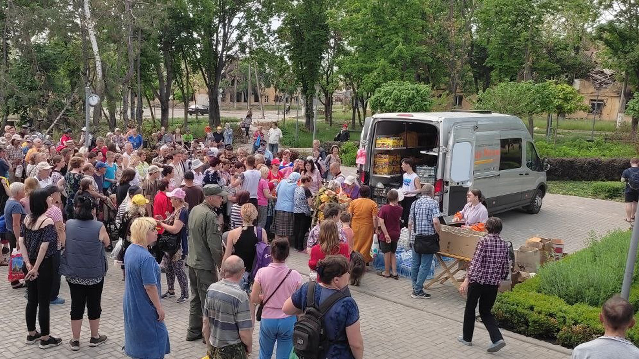 Челябинские волонтеры привезли горячие обеды жителям Мариуполя